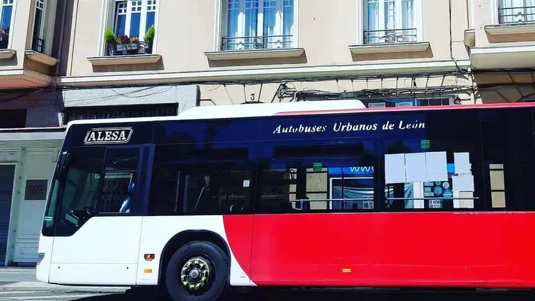 Imagen de los autobuses urbanos de León, en el centro de la ciudad.