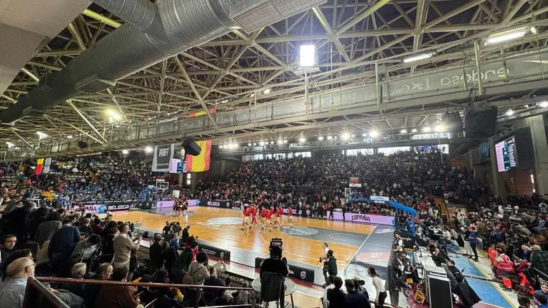 Lleno en el Palacio de los Deportes de León para presenciar en directo el encuentro entre la Selección Española frente a Bélgica. El 'No hay entradas' se ha colgado en la taquilla. Fotos: Silvia García