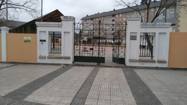 Imagen del acceso al centro.