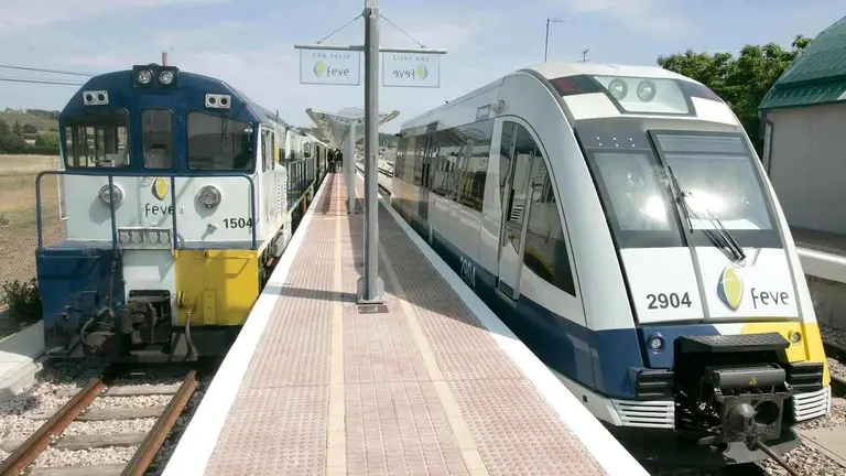 Imagen de una unidad histórica de Feve y una unidad de tránsito ordinario. Foto: Campillo