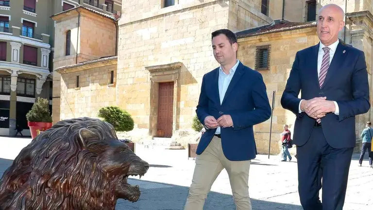 Javier Cendón y José Antonio Diez pasean juntos en la Plaza de San Marcelo. Ahora, el abierto enfrentamiento entre ambos ha llevado a un punto irreconciliable. Foto: Campillo