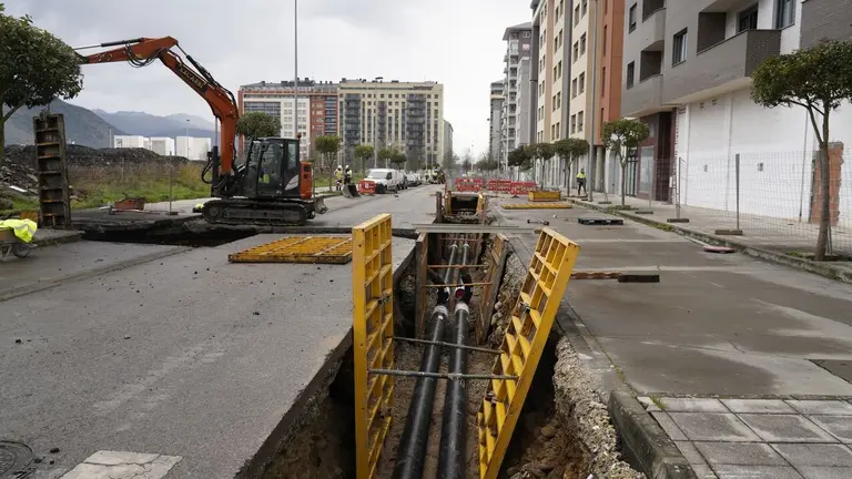 Obras de la red de calor el el barrio de La Rosaleda de Ponferrada en las que se ha originado un escape de gas. Foto: César Sánchez.