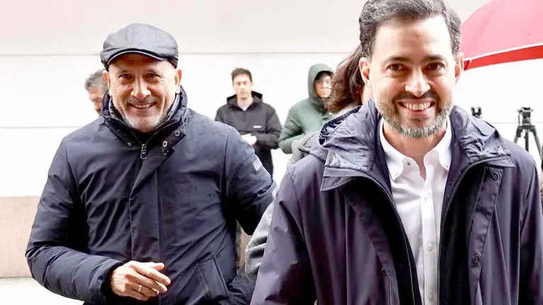 Miguel Ángel Rey (I), miembro de la agrupación socialista de Bembibre, junto al candidato a la secretaría provincial del PSOE, Diego Moreno.