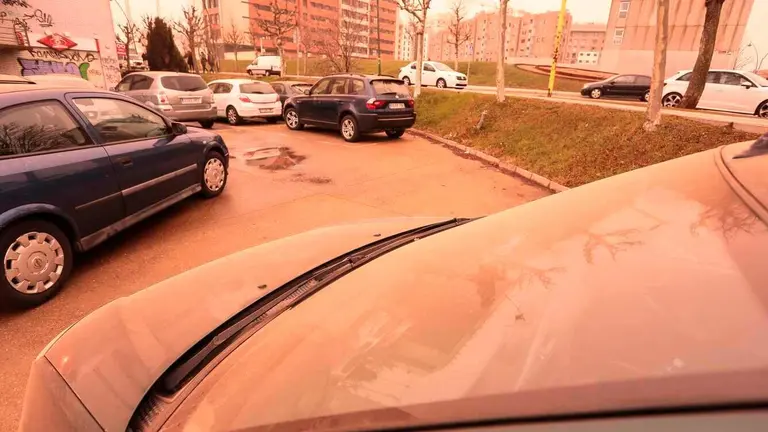 Calima en la capital leonesa. en la imagen, manto de polvo africano sobre los vehículos. Foto: Campillo.