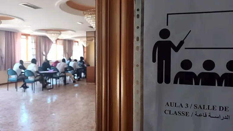 Un grupo de migrantes recibe clases en una aula habilitada en el Chalet de Pozo.