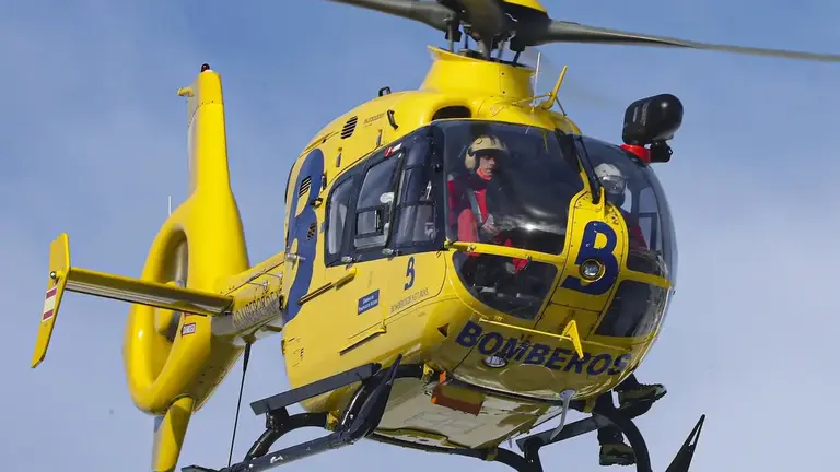 Imagen de uno de los helicópteros del Sepa participantes en las labores de rescate.