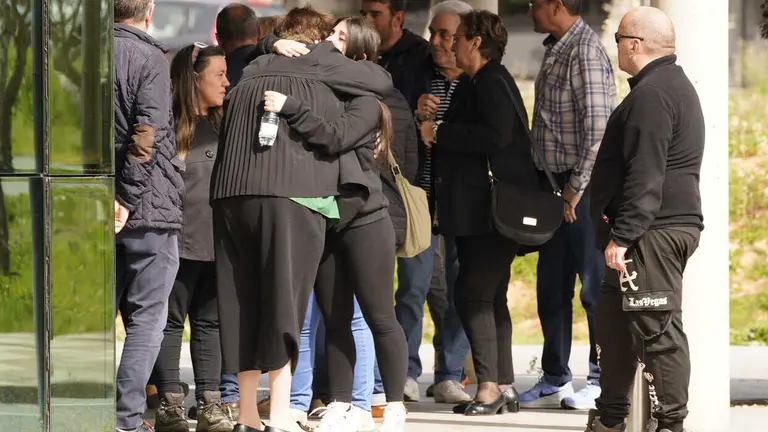 Lagrimas por David en Bembibre. Familia, amigos y compañeros "de fatigas" se unen en el adiós al minero fallecido. "Es una lástima y no hay consuelo", se ha asegurado. Fotos: César Sánchez