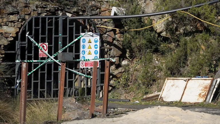 Imagen de la bocamina de Cerredo, precintada por la Guardia Civil tras el accidente que ha costado la vida a cinco mineros.