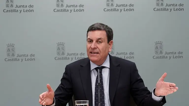 El consejero de Economía y Hacienda y portavoz, Carlos Fernández Carriedo, comparece en rueda de prensa posterior al Consejo de Gobierno. Foto: Rubén Cacho.