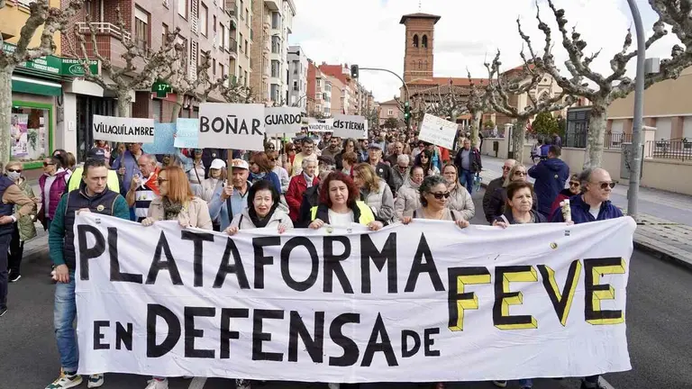 La Plataforma en Defensa de Feve en León convoca una manifestación con salida de la iglesia de Las Ventas para concluir con una cacerolada ante la Subdelegación del Gobierno. Foto: Campillo.