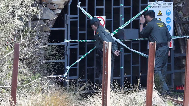 Efectivos de los Tedax en la bocamina de Cerredo, momentos antes de acceder al interior.