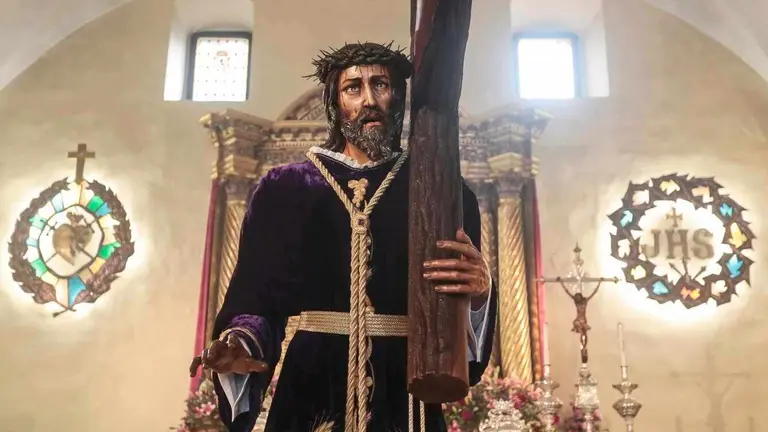 Imagen del Nazareno, en su iglesia, a la espera de procesionar.