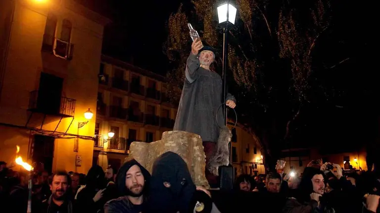 Miles de personas acompa&ntilde;an a Genar&iacute;n en su procesi&oacute;n bufa por la capital leonesa.