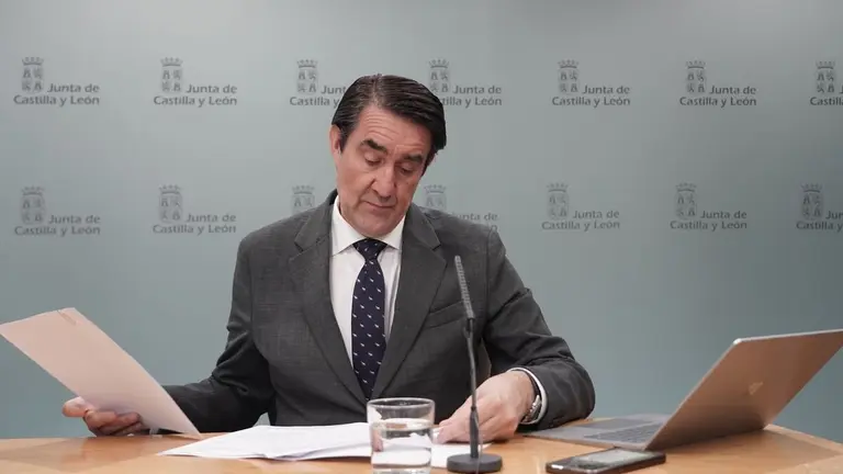 El consejero de Medio Ambiente, Vivienda y Ordenación del Territorio, Juan Carlos Suárez-Quiñones, comparece en rueda de prensa posterior al Consejo de Gobierno. Foto: Rubén Cacho.