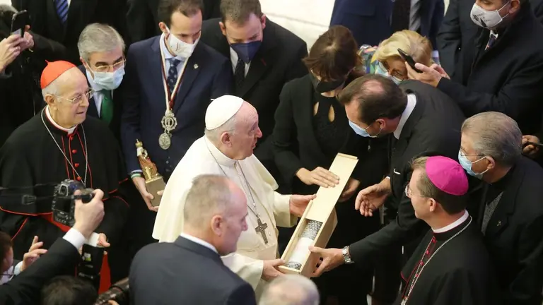 Luto por la muerte del Papa Francisco, el pontífice que siempre estuvo al lado de los desfavorecidos.
