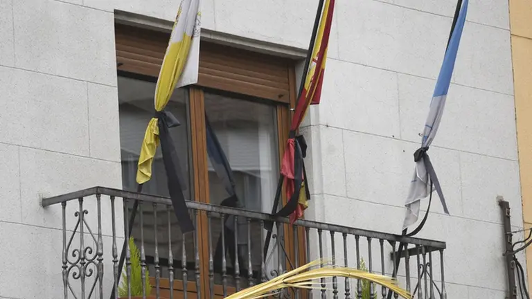 Crespones negros en las banderas del colegio concertado San Ignacio de Ponferrada por el fallecimiento del Papa Francisco. Foto: César Sánchez.