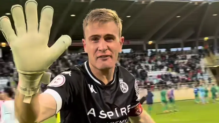 El portero de la Cultu, Miguel Bañúz, al finalizar el encuentro contra el Nàstic.