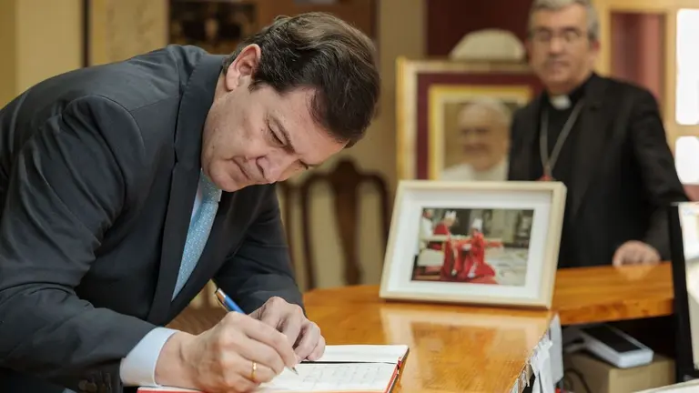 El presidente de la Junta, Alfonso Fernández Mañueco, acude al Palacio Arzobispal de Valladolid para mostrar sus condolencias tras la pérdida de Su Santidad el Papa Francisco.