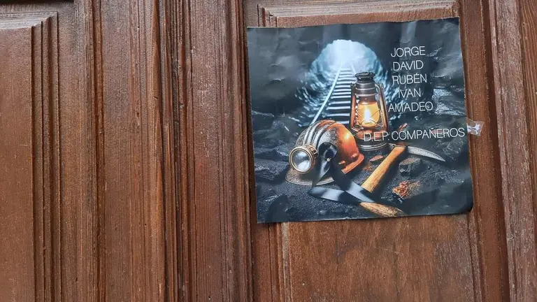 Carteles con los nombres de los cinco mineros muertos en Cerredo reaparecen repetidamente en la puerta del inmueble en el que se ubican las oficinas de la empresa explotadora, situada en el centro de Le&oacute;n capital.