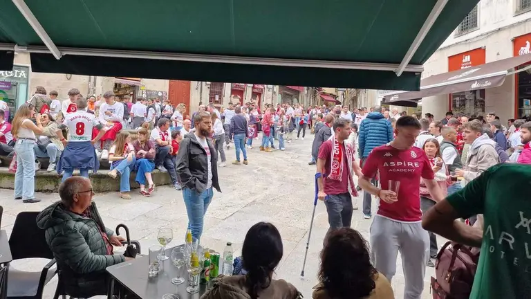 Cientos de aficionados leoneses inundan las calles de la capital Orensana en la antesala del encuentro de la Cultural en O Couto.