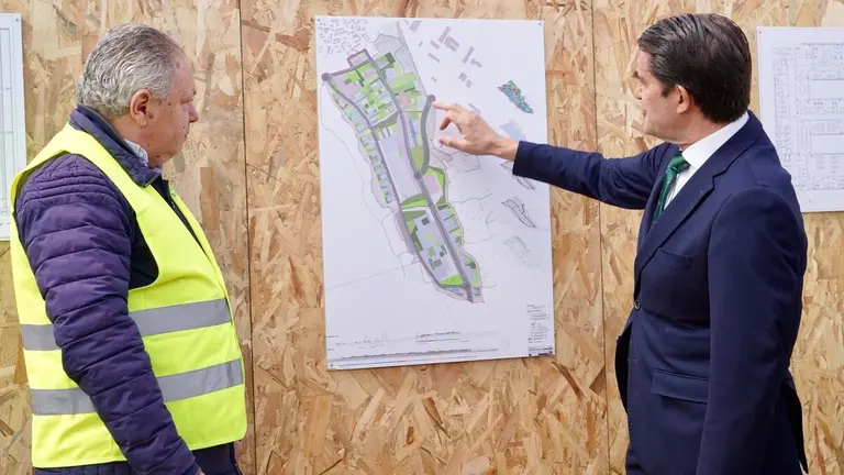 El consejero de Medio Ambiente, Vivienda y Ordenación del Territorio, Juan Carlos Suárez-Quiñones, visita las obras del nuevo edificio institucional en el Parque Tecnológico de León. Foto: Campillo.