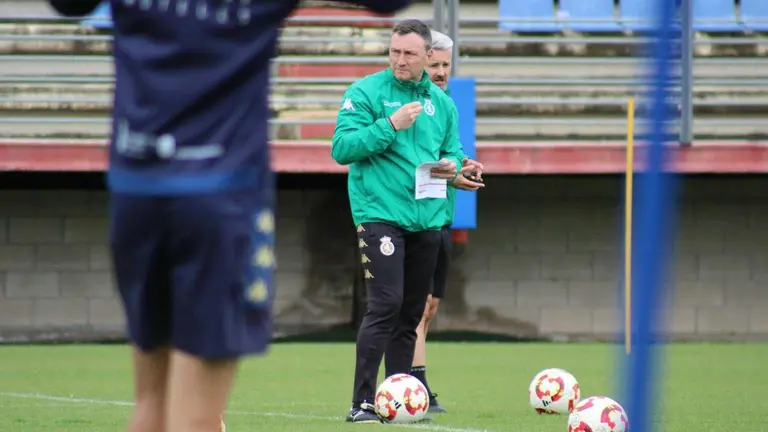 Raúl Llona, durante el entrenamiento de este jueves. Foto: CyDLeonesa