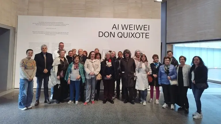Los alumnos del taller de Cervantes de Eduardo Aguirre recorren la exposición de Ai Weiwei en el Musac.