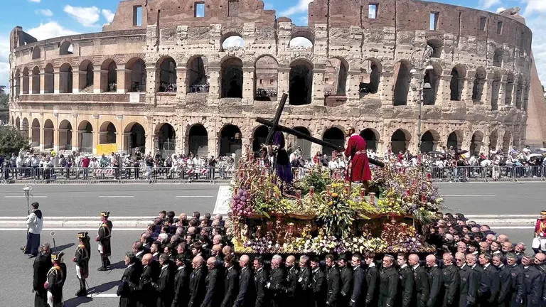 La Cofradía del Dulce Nombre de Jesús Nazareno de León participa en la Gran Procesión organizada con motivo del Jubileo de las Cofradías en Roma.