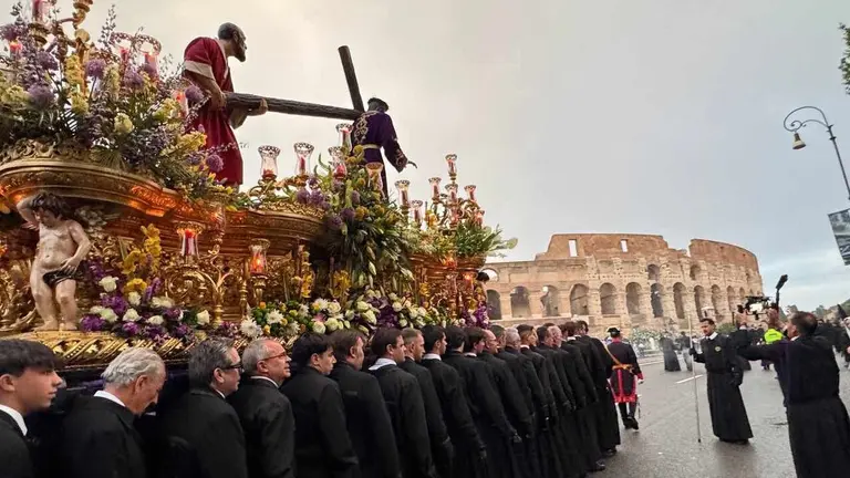 El Nazareno, junto a su trono, durante la reciente participación en los actos religiosos realizados en Roma.