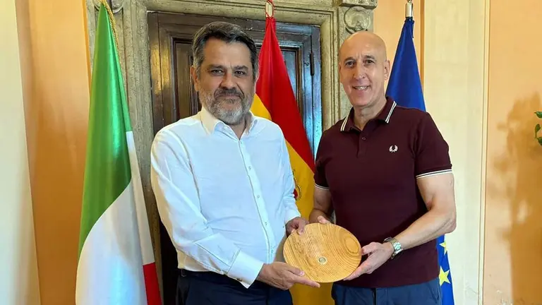 El embajador de España en Italia y San Marino y representante ante las agencias de las Naciones Unidas con sede en Roma, Miguel Fernández-Palacios, recibe al alcalde de León, José Antonio Diez. Foto: ICAL.