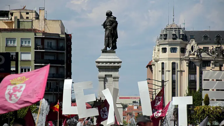 Más de un millar de personas asisten a la convocatoria de Conceyu País Llionés y Xuntanza Llionesista en León. Foto: Peio García.