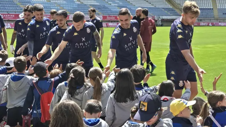 El "Cultural, Cultural..." de los más pequeños animando a su equipo en el centro de León. Los alumnos del colegio Maristas San José recorren el centro de la ciudad animando al equipo leonés ante el decisivo duelo ante el Andorra y con posterioridad se citan con la plantilla para darle ánimo.