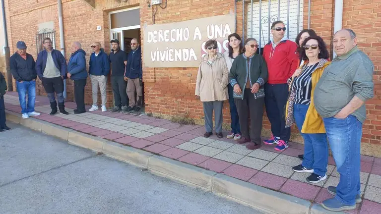 Vecinos arropando a Julián momentos antes de la llegada de la Guardia Civil.
