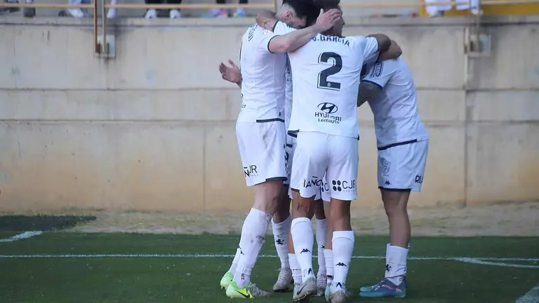 Los jugadores de la Cultural celebran el gol de Luis Chacón. Foto: Isaac Llamazares