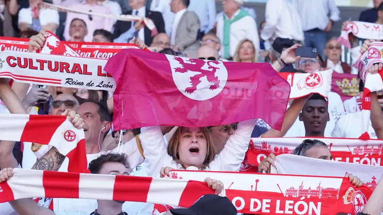 La Cultural y Deportiva Leonesa, durante la celebración del ascenso.