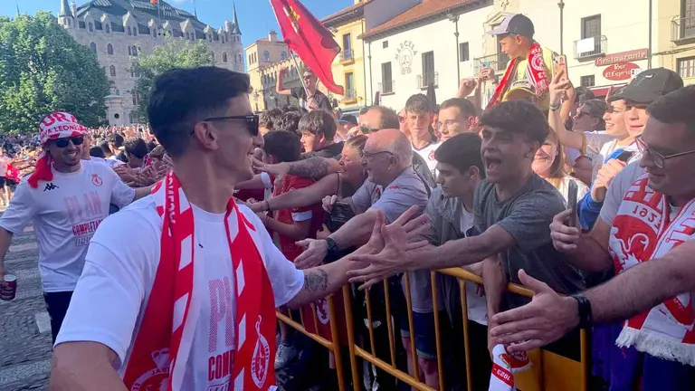 Cientos de aficionados han recibido al equipo en San Marcelo.