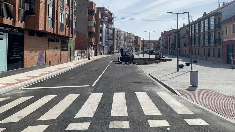La ciudad de León vive esta semana una de sus mayores transformaciones urbanísticas recientes. Desde este lunes, 26 de mayo, han quedado abiertos al tráfico los nuevos viales en el entorno de la plaza del Espolón, un hito que marca la primera gran puesta en servicio de la conocida como "Ronda Interior" o "vía de penetración norte".