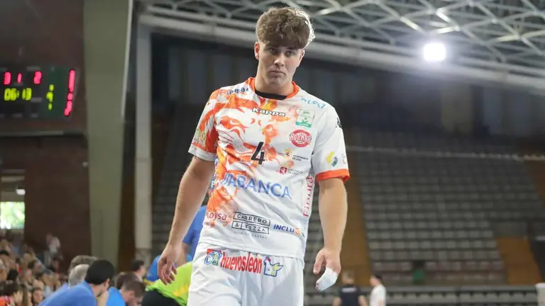 Carlos Álvarez firma su adiós soñado con un derbi para la historia; en la imagen, un lance del encuentro. Fotos: Isaac Llamazares