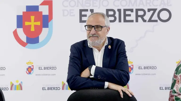 El presidente del Consejo Comarcal, Olegario Ramón, durante la rueda de prensa para detallar el presupuesto del 2025, que se debate en el pleno de mañana martes. Foto: César Sánchez