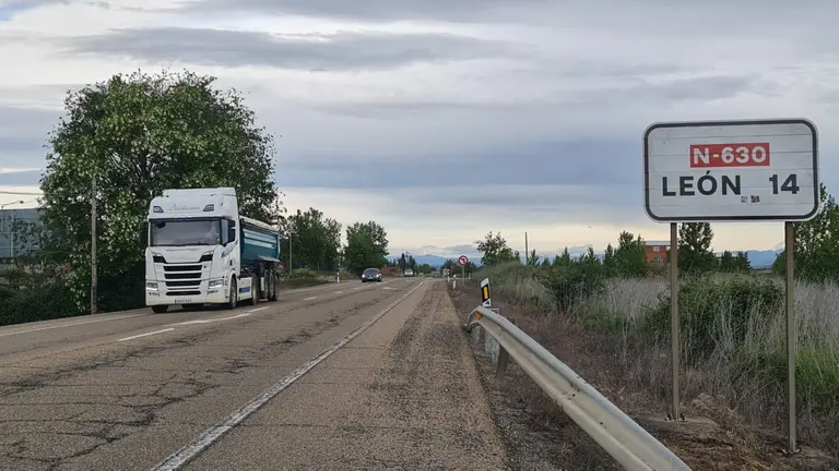 La señal de 'León 14' en la N-630 a la altura de Cembranos se convierte en reclamo turístico y objeto de peregrinación tras la coincidencia con el nombre del nuevo pontífice.