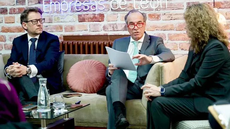 El presidente de La Federaci&oacute;n Leonesa de Empresarios, Juan Mar&iacute;a Vallejo, comparte un desayuno informativo con los medios de comunicaci&oacute;n. Junto a &eacute;l, la vicepresidenta de la FELE, Arancha Fern&aacute;ndez y el secretario general adjunto, Enrique Su&aacute;rez. Foto: Campillo