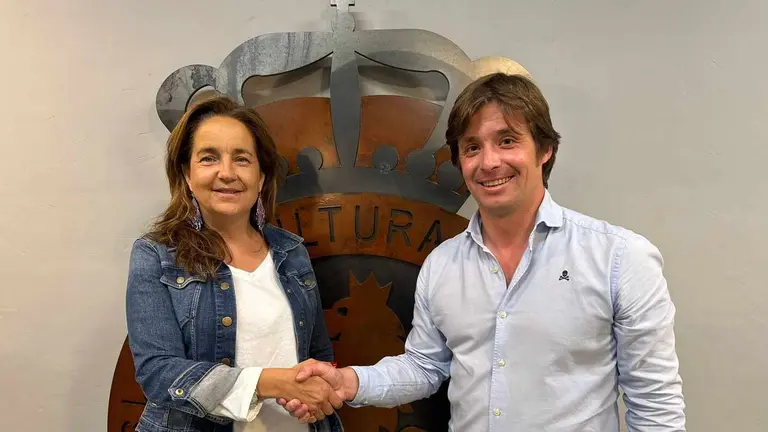 Natichu Alvarado, junto a Manzanera, en el momento de rubricar la renovaci&oacute;n.