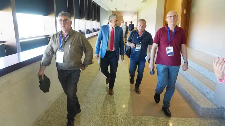 El comité de empresa de La Azucarera, a la salida de una de las reuniones.