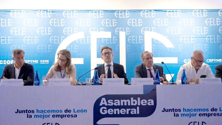 Mesa presidencial durante la asamblea general de Fele.