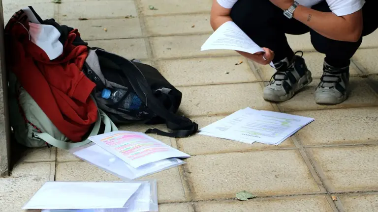 Más de 2.000 estudiantes se enfrentan en la ULE a una Prueba de Acceso a la Universidad más competencial y con menos optatividad; los nervios, son inevitables; en la imagen, un estudiante repasa sus apuntes sobre la acera. Fotos: ULE | Heraldo