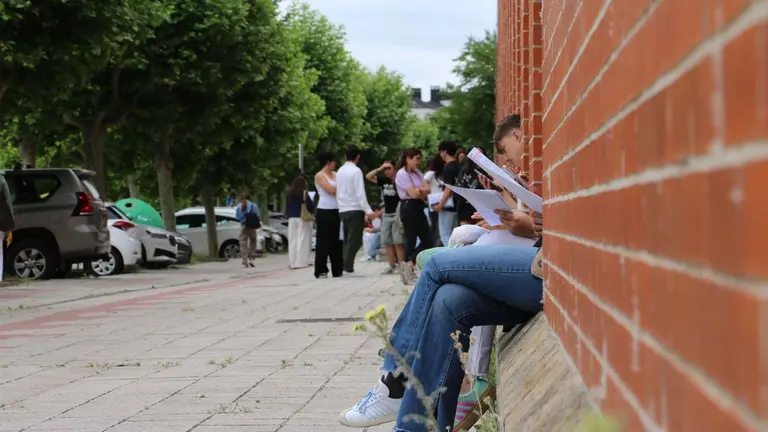 Alumnos repasan sus apuntes en la antesala de la PAU.