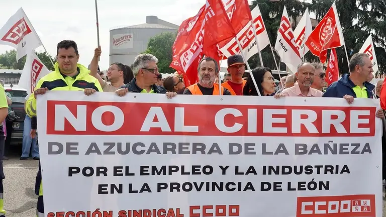 Los trabajadores afectados por el cierre de la planta de Azucarera de La Bañeza se concentran a las puertas de la fábrica. Foto: Campillo.