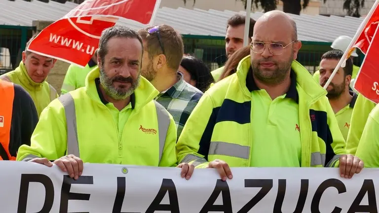 Los trabajadores afectados por el cierre de la planta de Azucarera de La Bañeza se concentran a las puertas de la fábrica. Foto: Campillo