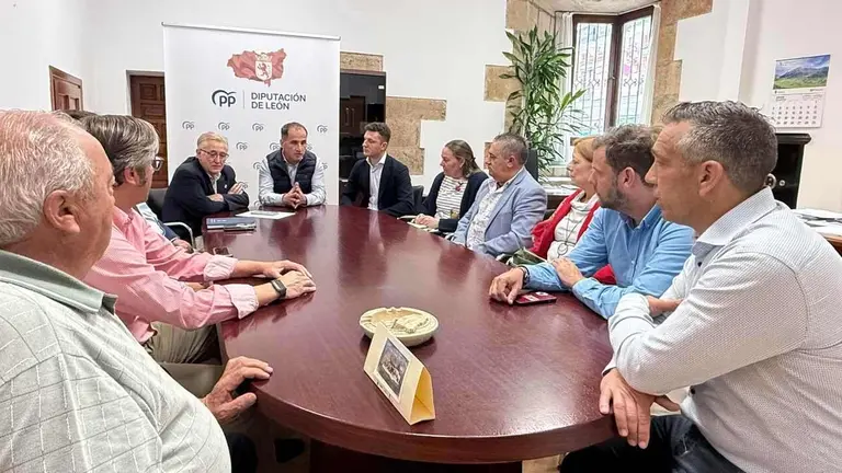 Reunión PP Diputación con alcaldes zona La Bañeza 05-06-25