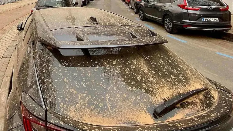 Calima y polvo africano sobre varios vehículos durante un episodio anterior.